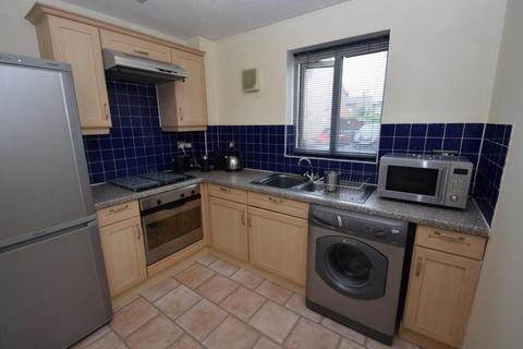 3 bedroom flat to rent, Mallow Street, Hulme, Manchester. M15 5GD