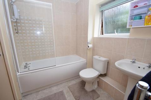 3 bedroom flat to rent, Mallow Street, Hulme, Manchester. M15 5GD