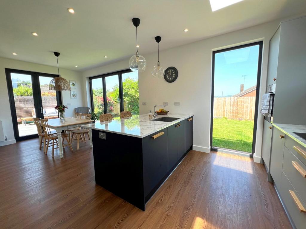 Crowden Crescent, Tiverton, Devon, EX16 3 bed bungalow £1,395 pcm (£