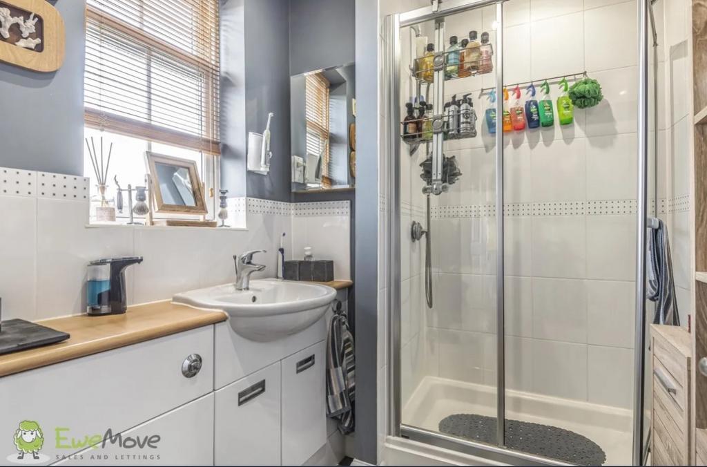 En-suite to Bed 1