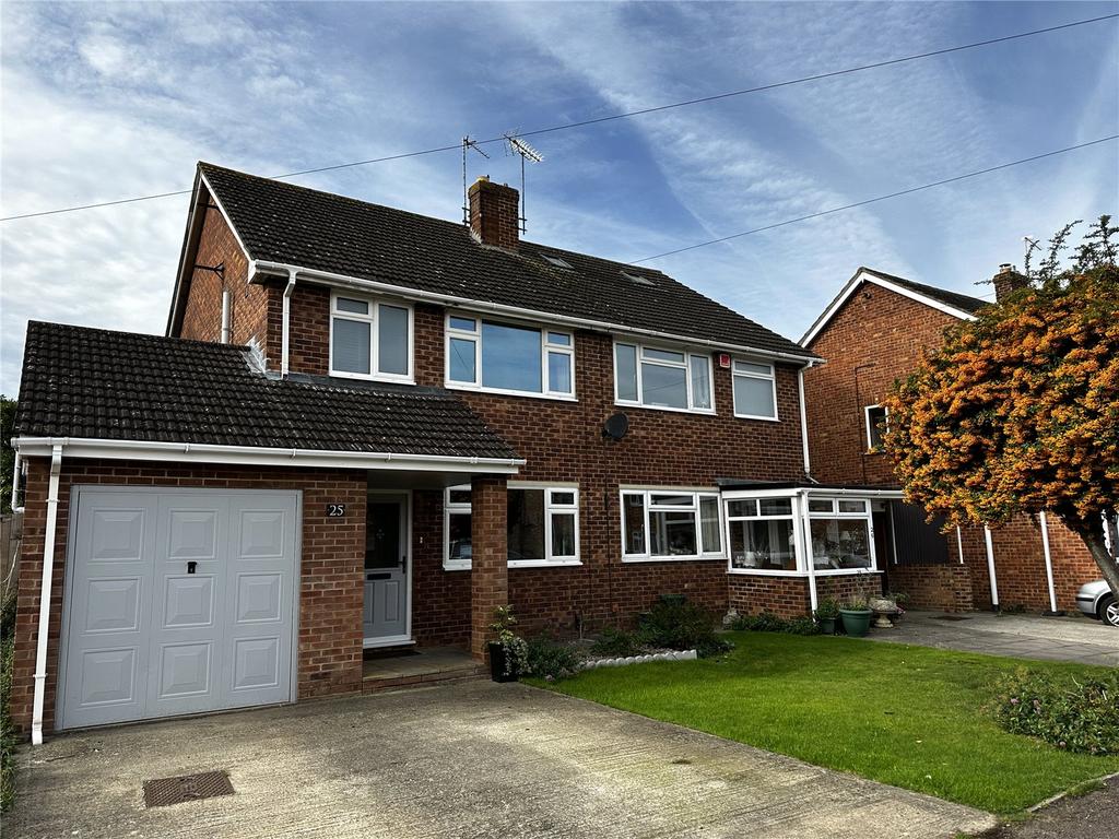 Spencer Close, Hucclecote, Gloucester, GL3 3 bed semidetached house