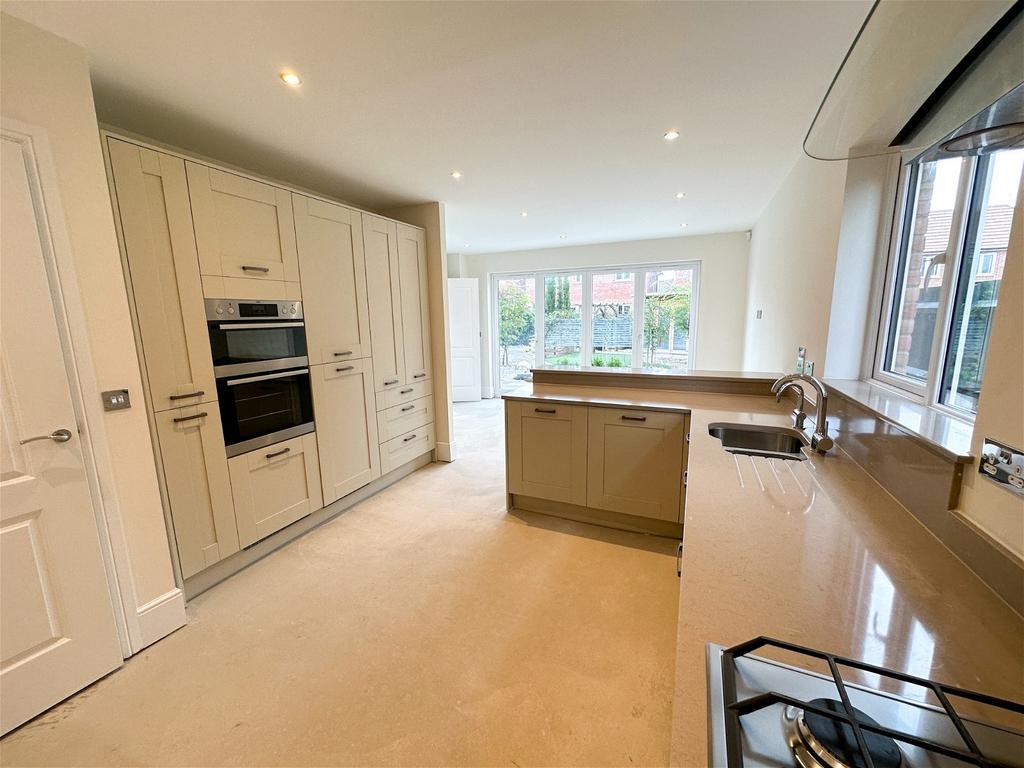 Newton Abbot TQ12 4 bed detached house for sale £500,000