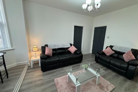2 bedroom apartment to rent, Park Ave, Whitley Bay.  NE26 1AU.  * HOLIDAY LET APARTMENT *