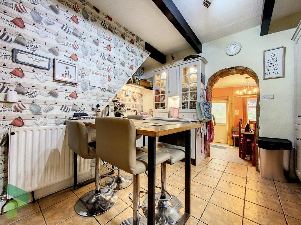 Kitchen with Breakfast Bar