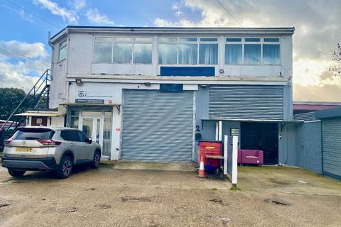 Property to rent - Garage, Kings Estate