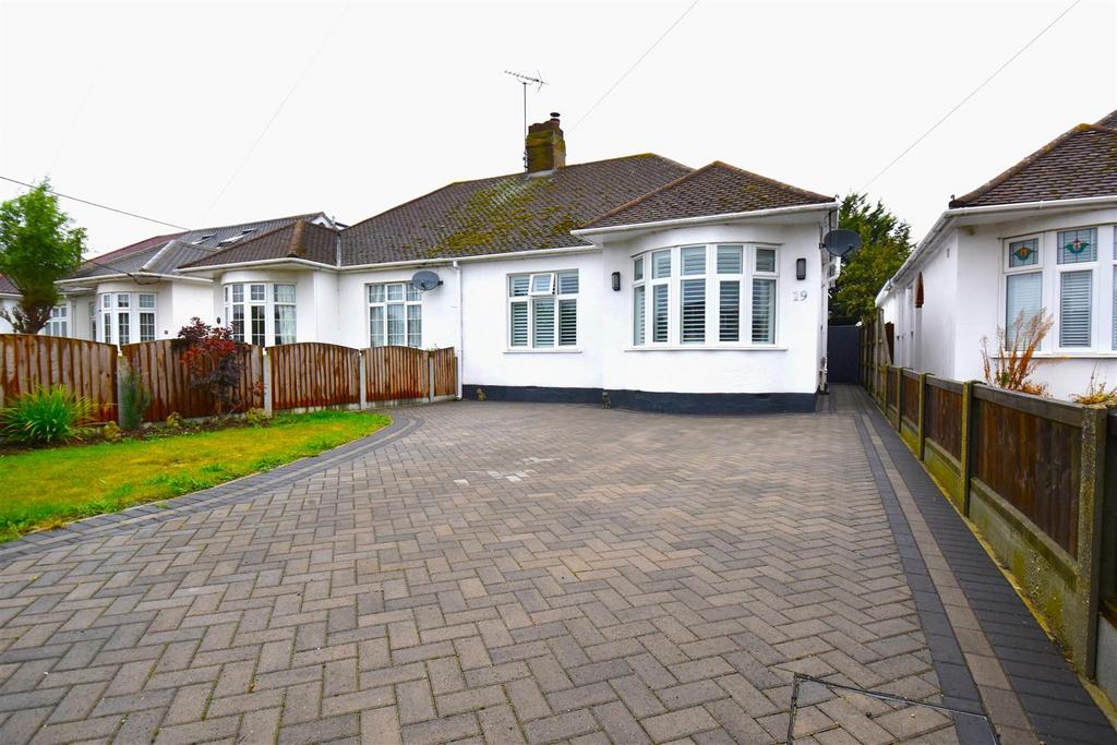 Oxford Road, Rochford 3 bed semidetached bungalow for sale £400,000