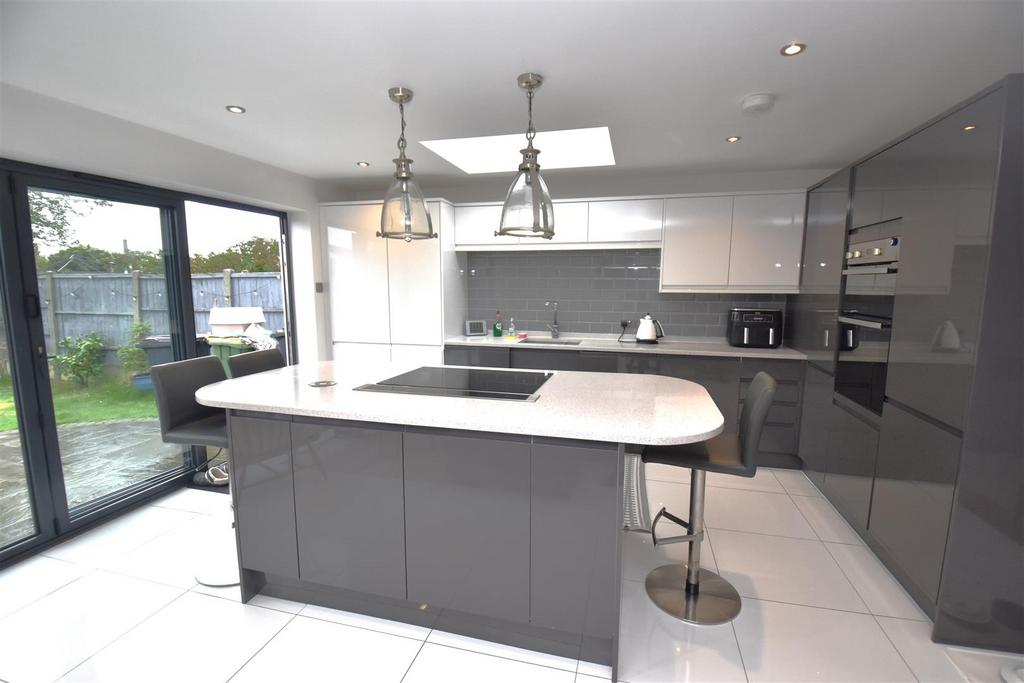 Oxford Road, Rochford 3 bed semidetached bungalow for sale £400,000