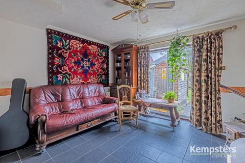 10 Magnolia Close, South Ockendon, RM15 6TE