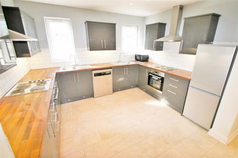 8 bedroom terraced house to rent, Brudenell Mount, Hyde Park, Leeds, LS6 1HT