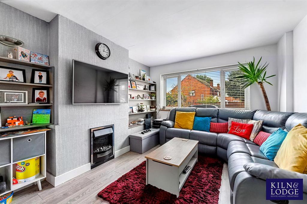 St. Anthonys Drive, Chelmsford 3 bed terraced house for sale £375,000