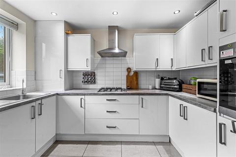 6 Arden Close, Hayes, UB4 9UZ