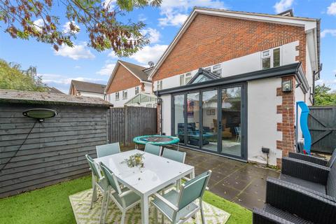 6 Arden Close, Hayes, UB4 9UZ