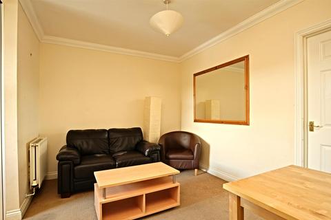 3 bedroom flat to rent - Venneit Close
