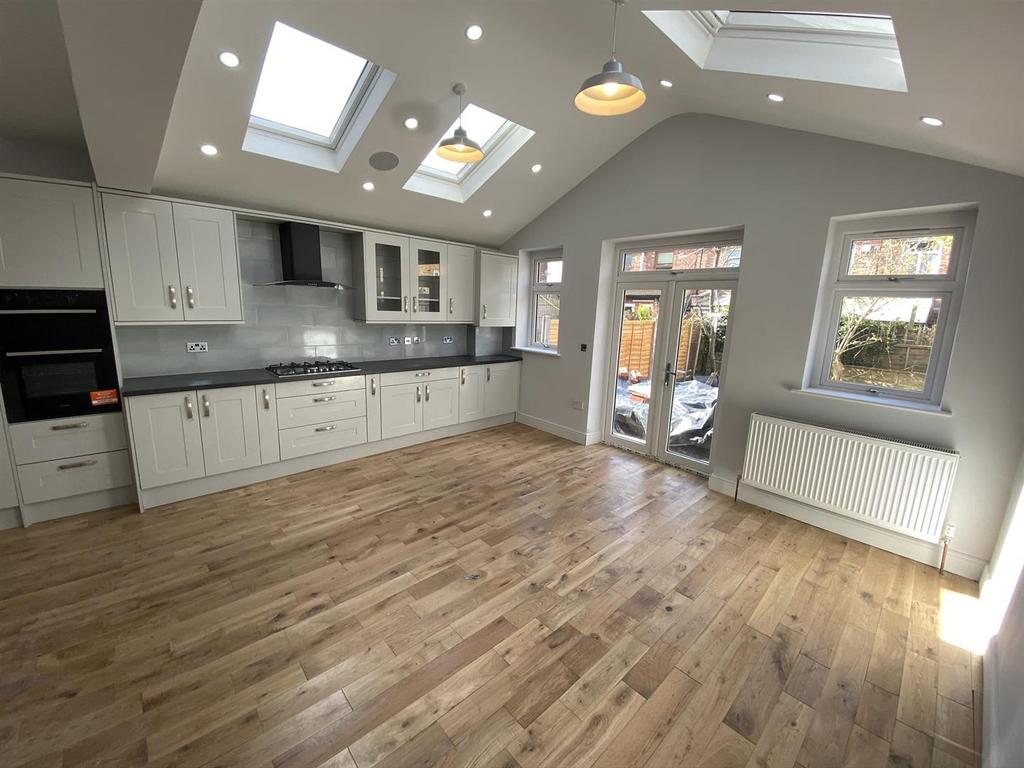 Nesta Road, Woodford Green 8 bed house £3,250 pcm (£750 pw)