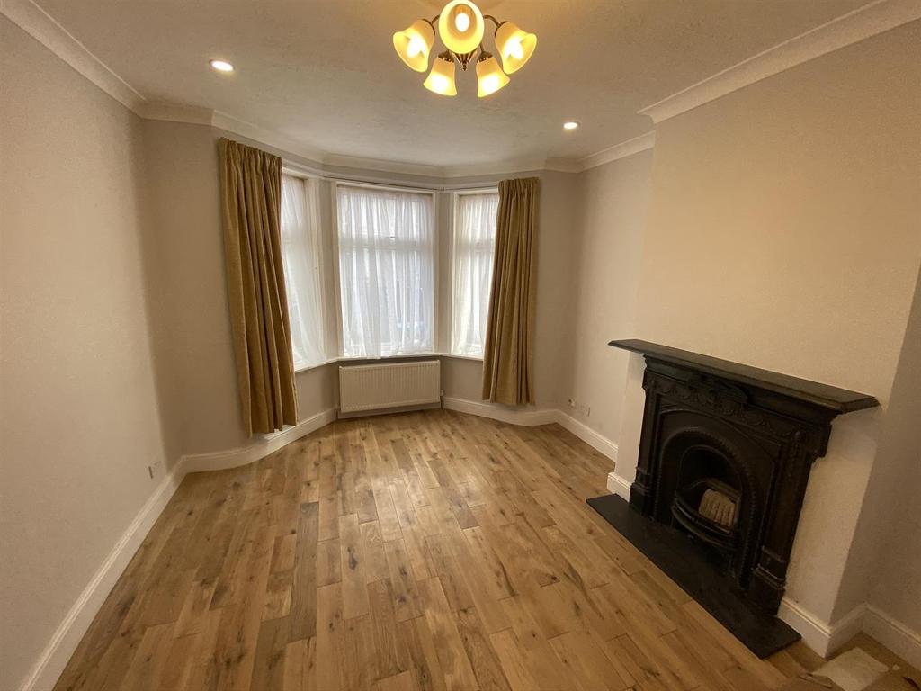 Nesta Road, Woodford Green 8 bed house £3,250 pcm (£750 pw)