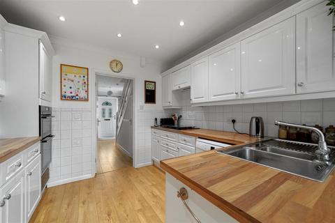 25 Cornwall Close, Lawford, Manningtree, CO11 2ES