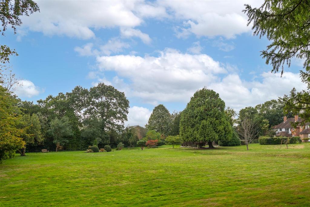 26 Merrywood Park externals-8.jpg