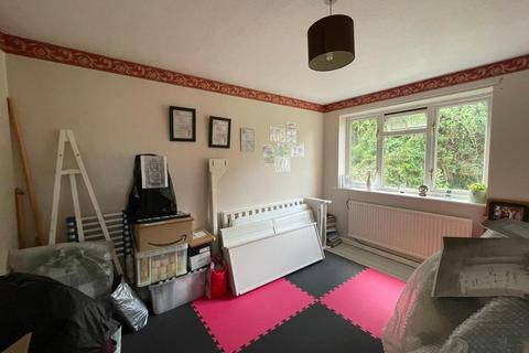 70 Everlands, Cam, Dursley, GL11 5NL