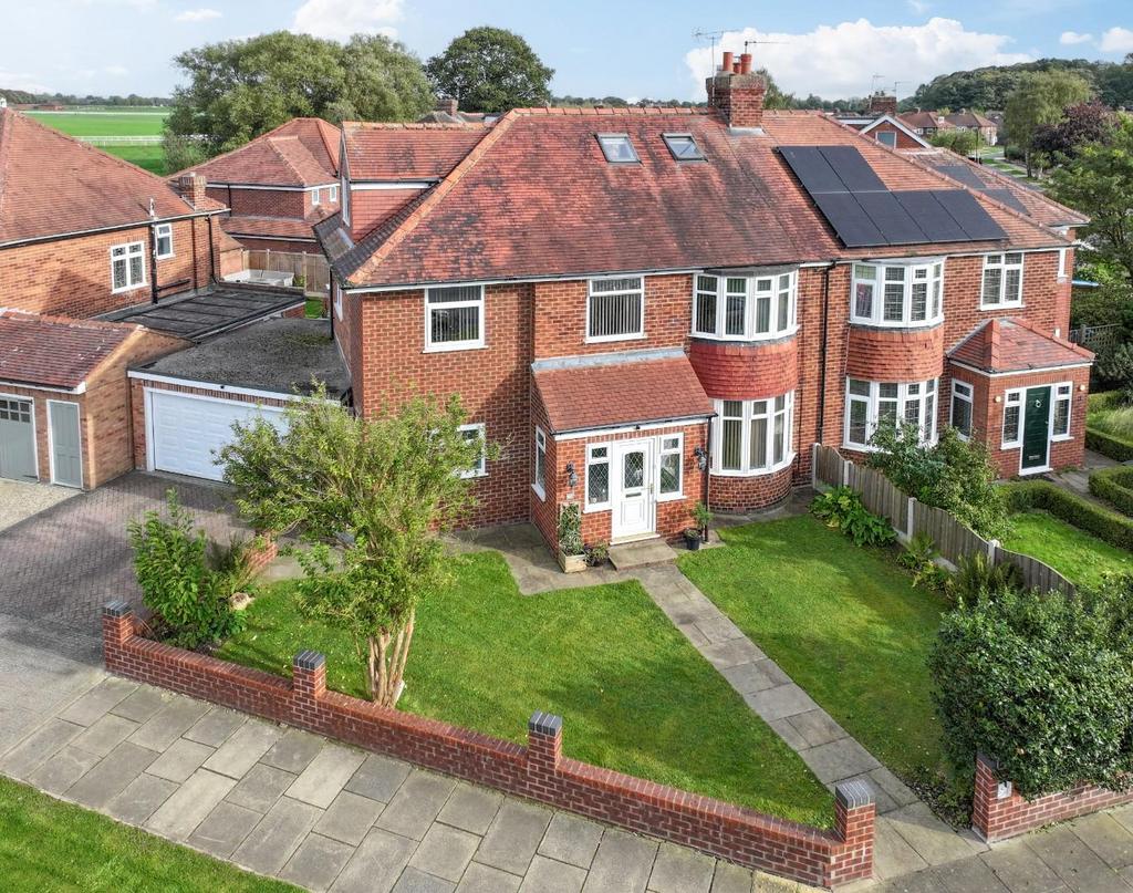 Hunters Way, York 5 bed semidetached house for sale £695,000