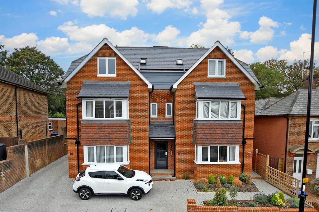 Junction Road, Burgess Hill, West Sussex 2 bed ground floor flat for