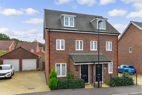 3 bedroom semi-detached house for sale, Foxglove Drive, Crawley, West Sussex