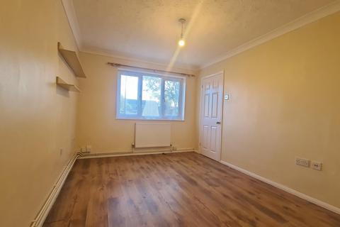 2 bedroom terraced house to rent, Fenwick Road, Houghton Regis, LU5