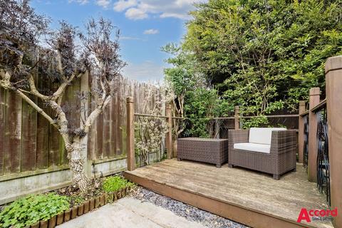 3 bedroom semi-detached house for sale - Wych Elm Close, Hornchurch, RM11