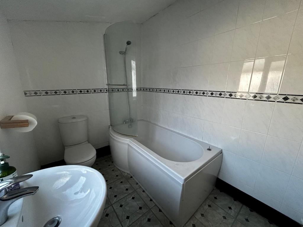 Bathroom 1.jpg