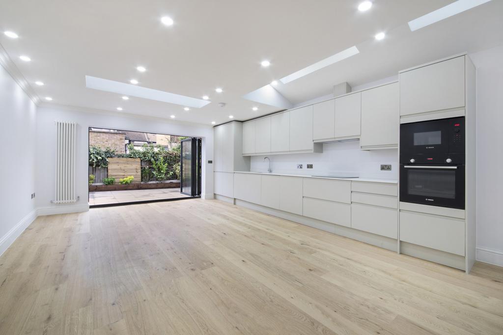 Barry Road, London, SE22 3 bed flat for sale £725,000