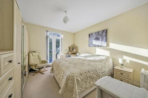 2 bedroom flat for sale, Mayfair Court, Stonegrove, Edgware, HA8