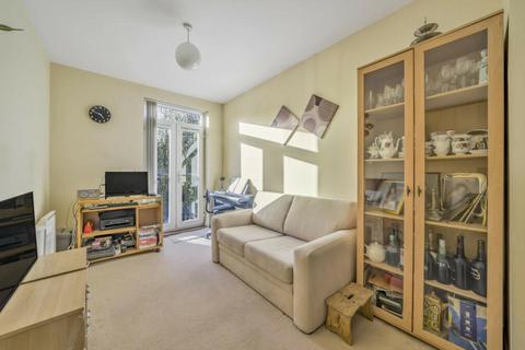 2 bedroom flat for sale, Mayfair Court, Stonegrove, Edgware, HA8