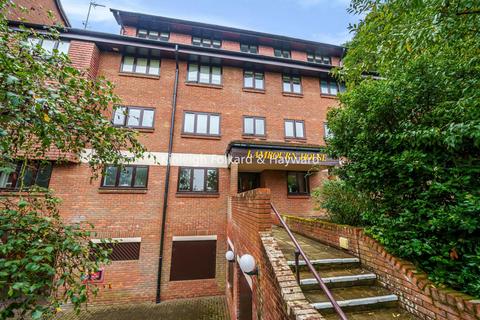 3 bedroom flat for sale, Holmbury Park, Bromley