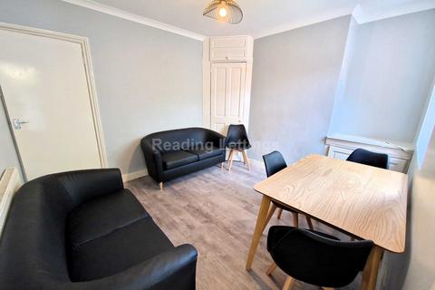 4 bedroom terraced house to rent, Cardigan Road, Reading