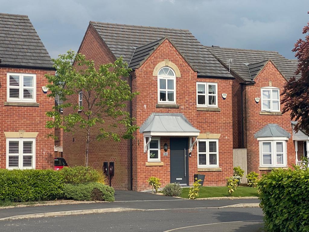 Larchfield Close, Royton, Oldham, OL2 6ZB 3 bed detached house £304,950