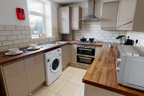 5 bedroom end of terrace house to rent, Halsbury Road, Liverpool L6