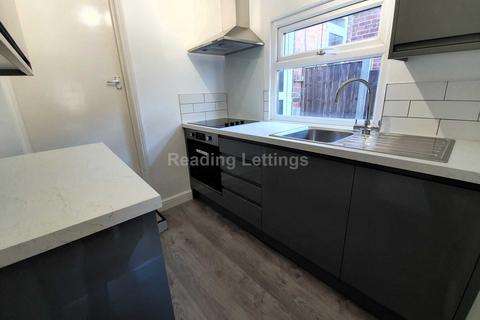 3 bedroom terraced house to rent, Blenheim Gardens, Reading