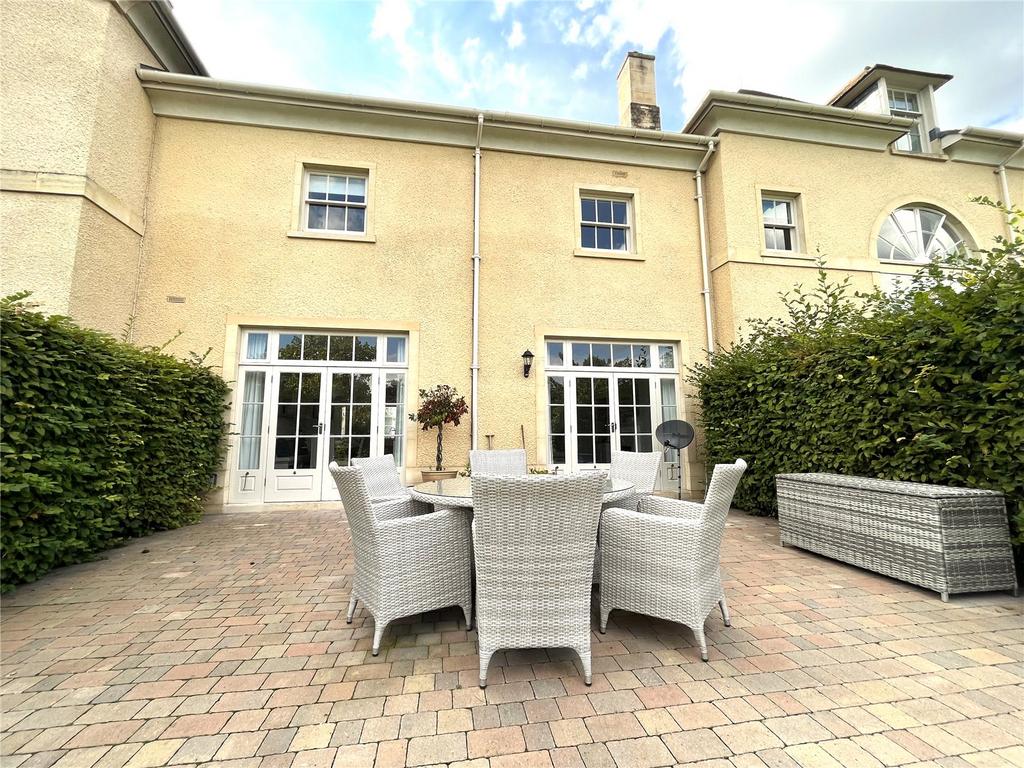 The Stables, Lechlade, Gloucestershire, GL7 4 bed terraced house for