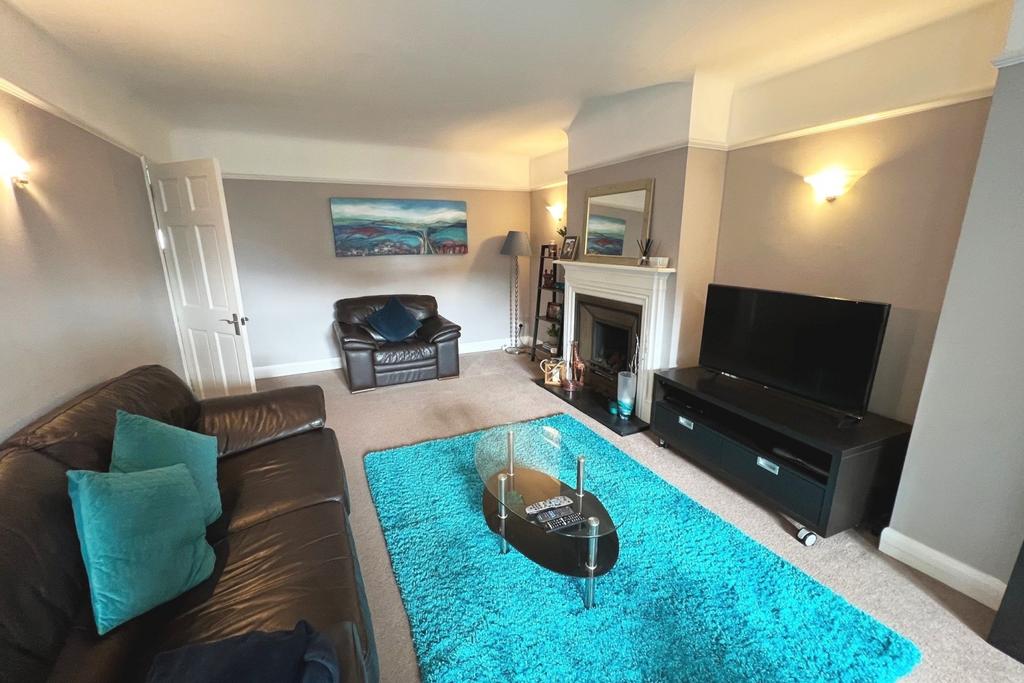 Manor Way, Egham, Surrey, TW20 4 bed semidetached house £875,000