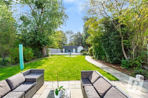 18 Nelmes Crescent, Hornchurch, RM11 2QB