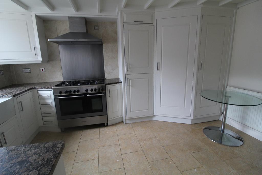 Constitution Road, Chatham, Kent, ME5 3 bed semidetached house for