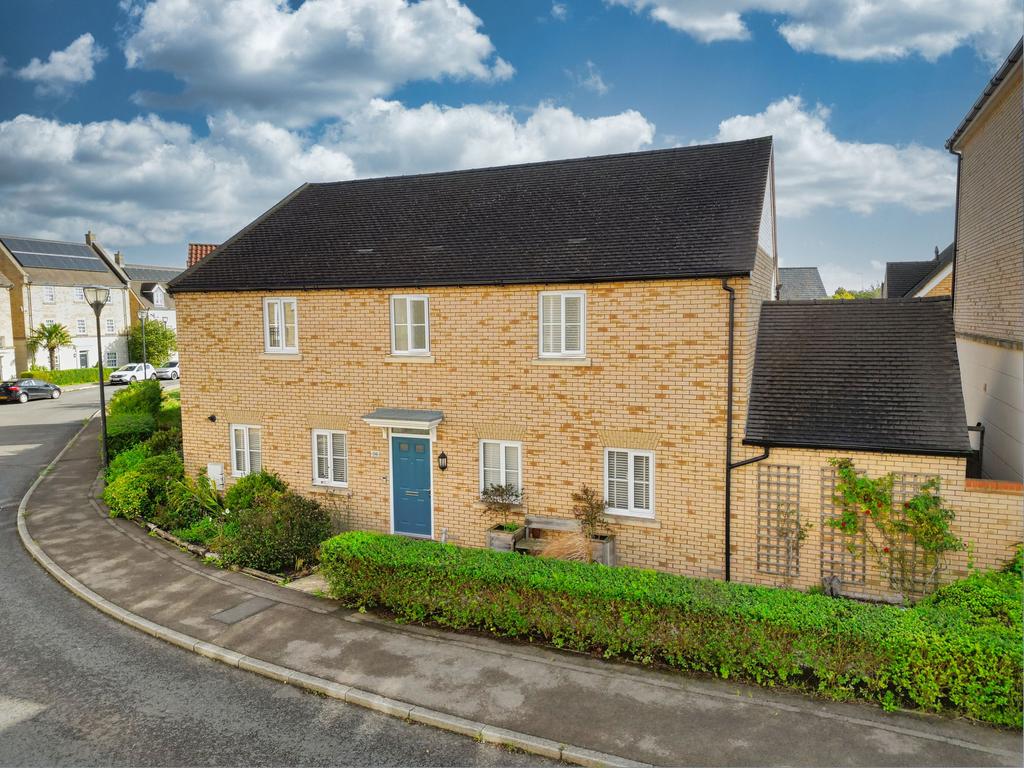 Oxley Park, Milton Keynes MK4 3 bed semidetached house for sale £415,000