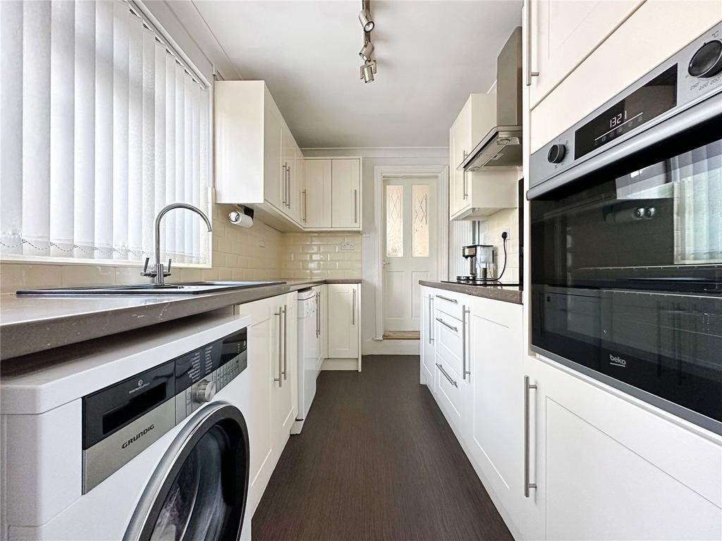 Seaview Road, Gillingham, Kent, ME7 2 bed terraced house for sale £