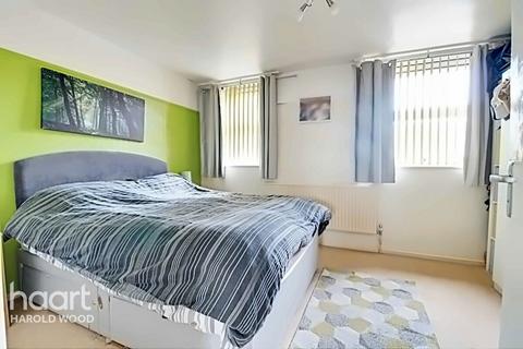 1 bedroom flat for sale, Veronica Close, Romford