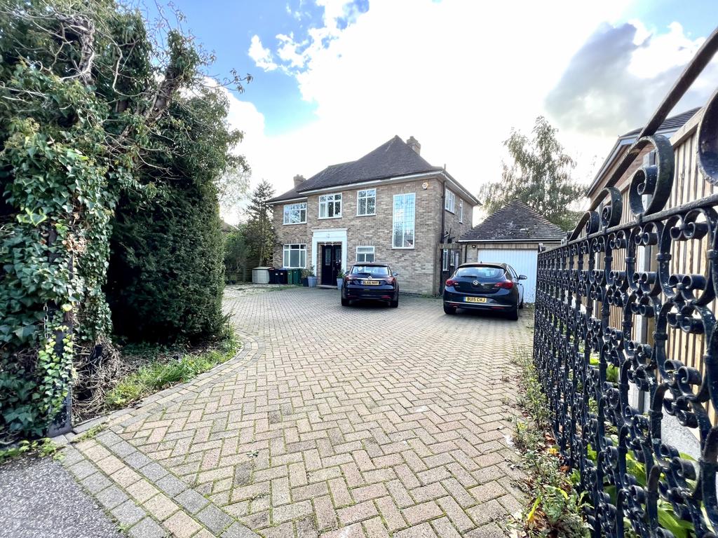 Detached Immaculate 5 bed house 3 reception detac