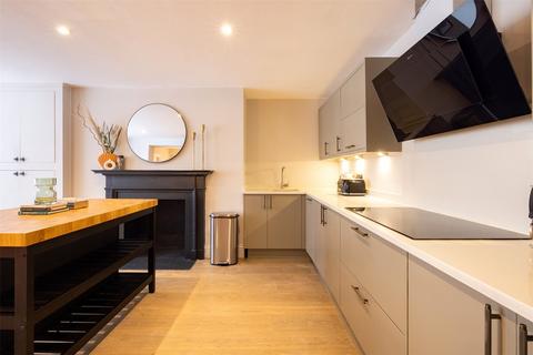 2 bedroom apartment for sale, Gloucester Mews, London W2