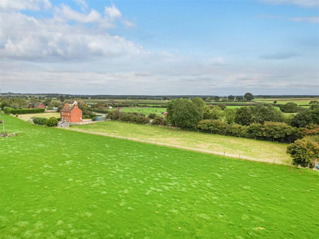 Fosse Road, Brough, Newark, NG23 7QE 3 bed equestrian property £550,000