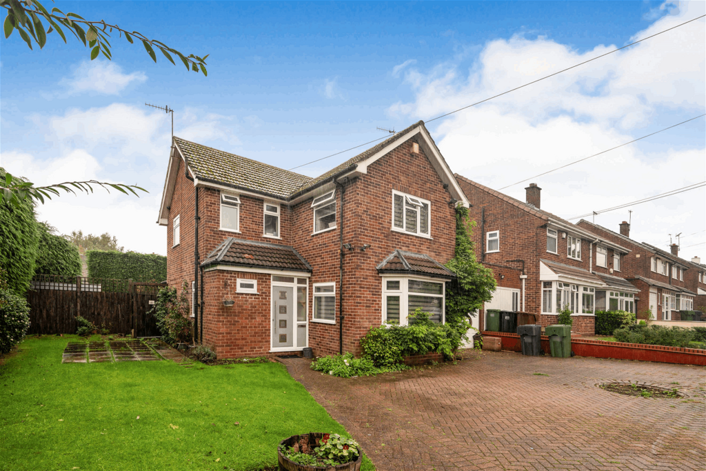 Cottage Drive, Marlbrook, Bromsgrove, B60 1DN 3 bed link detached house