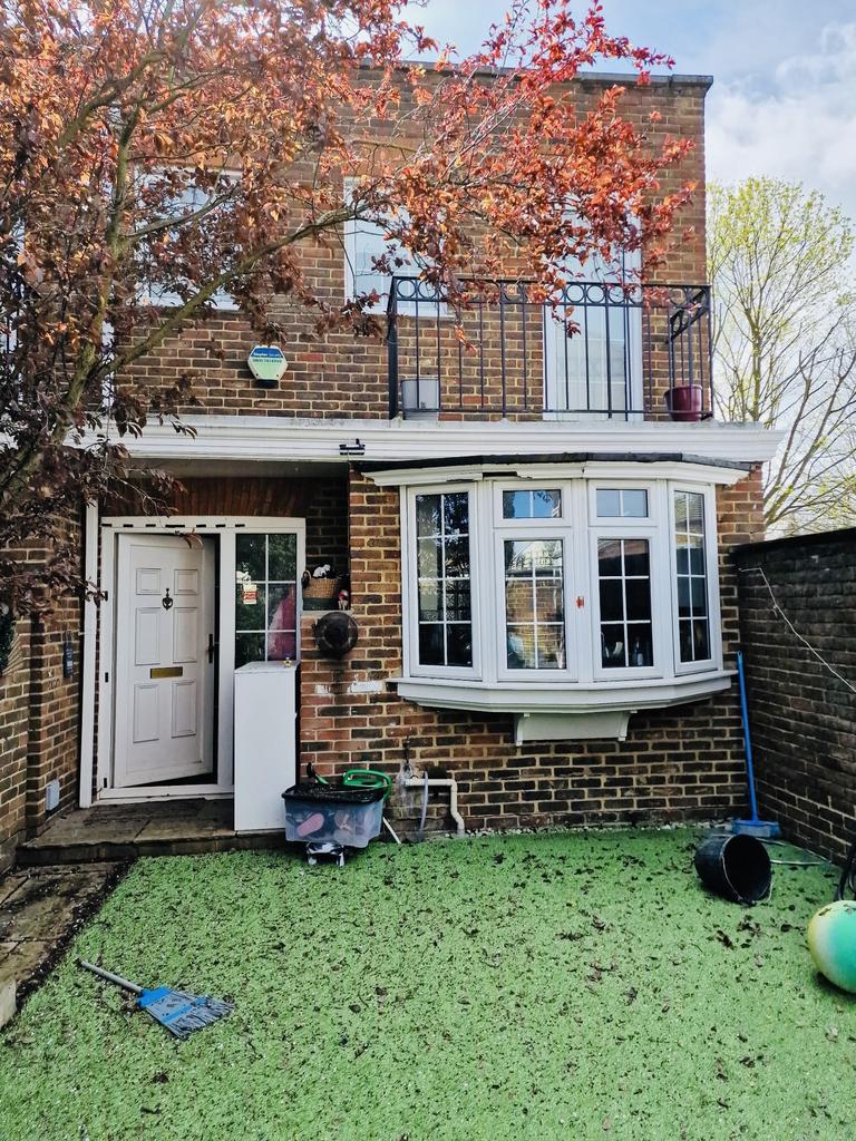 Crook Log, Bexleyheath DA6 3 bed end of terrace house £2,200 pcm (£