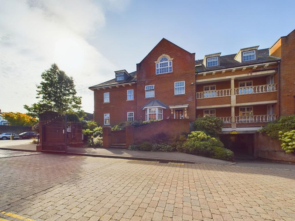 Potters Place, Horsham 2 bed apartment £1,695 pcm (£391 pw)