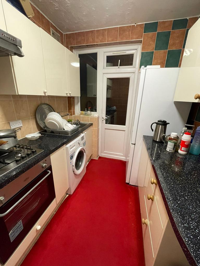 Cool Oak Lane, London NW9 4 bed semidetached house £2,297 pcm (£530 pw)
